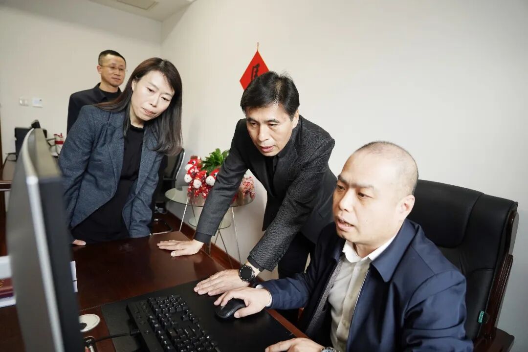 省生态环境厅党组书记、厅长刘伟看望慰问一线干部职工